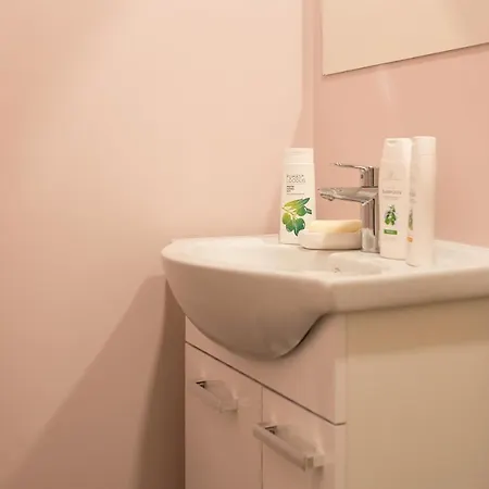 Enjoy Easy Living In Recently Renovated Apartment