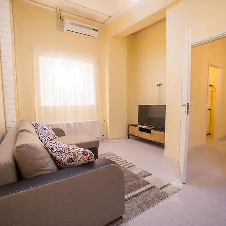 Enjoy Easy Living In Recently Renovated Apartment
