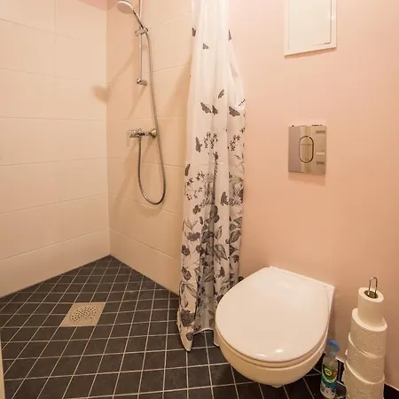 Enjoy Easy Living In Recently Renovated *